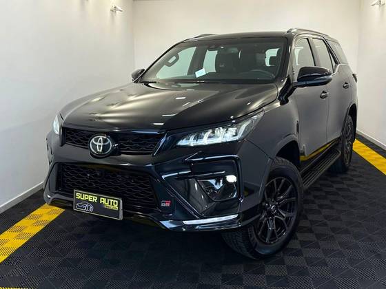 TOYOTA HILUX SW4 2.8 D-4D TURBO DIESEL GR-S 7L 4X4 AUTOMÁTICO