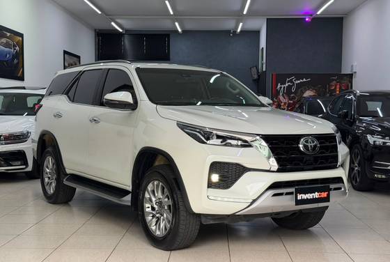 TOYOTA HILUX SW4 2.8 D-4D TURBO DIESEL SRX 7L 4X4 AUTOMÁTICO