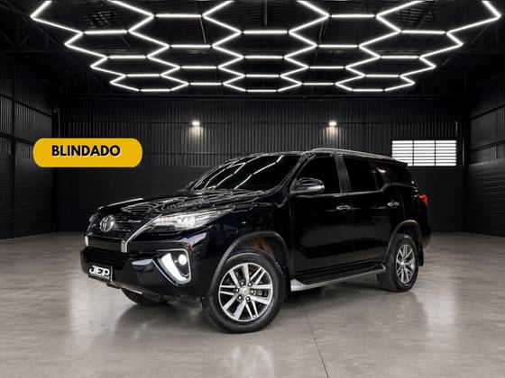 TOYOTA HILUX SW4 2.8 SRX 4X4 7 LUGARES 16V TURBO INTERCOOLER DIESEL 4P AUTOMÁTICO