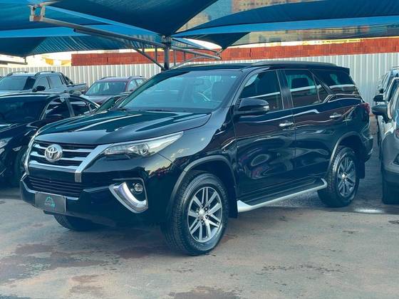 TOYOTA HILUX SW4 2.8 SRX 4X4 7 LUGARES 16V TURBO INTERCOOLER DIESEL 4P AUTOMÁTICO