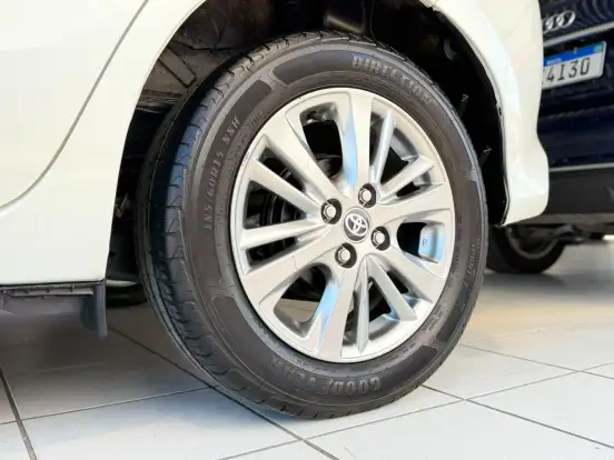 TOYOTA-YARIS-2019