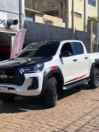 TOYOTA HILUX 2.8 D-4D TURBO DIESEL CD GR-S 4X4 AUTOMÁTICO