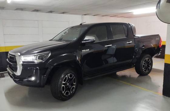 TOYOTA HILUX 2.8 D-4D TURBO DIESEL CD SRX PLUS 4X4 AUTOMÁTICO