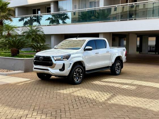 TOYOTA HILUX 2.8 D-4D TURBO DIESEL CD SRX PLUS 4X4 AUTOMÁTICO