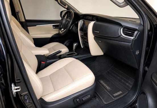 TOYOTA-HILUX SW4-2024
