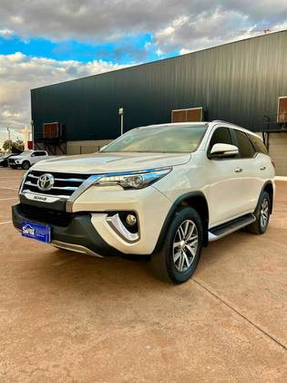 TOYOTA HILUX SW4 2.8 SRX 4X4 7 LUGARES 16V TURBO INTERCOOLER DIESEL 4P AUTOMÁTICO