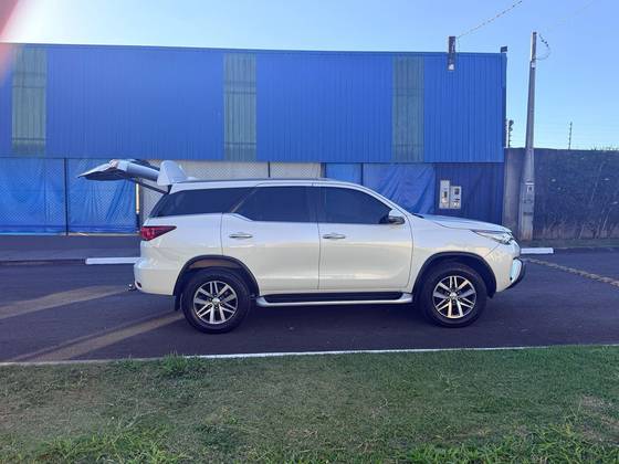 TOYOTA HILUX SW4 2.8 SRX 4X4 7 LUGARES 16V TURBO INTERCOOLER DIESEL 4P AUTOMÁTICO