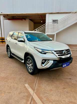 TOYOTA-HILUX SW4-2.8 SRX 4X4 7 LUGARES 16V TURBO INTERCOOLER DIESEL 4P AUTOMÁTICO TOYOTA-HILUX SW4-2017