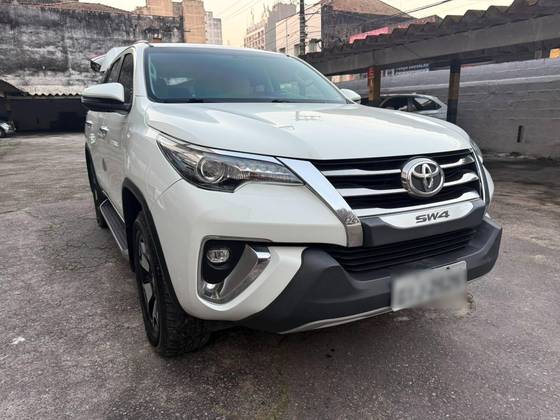 TOYOTA HILUX SW4 2.8 SRX DIAMOND 4X4 7 LUGARES 16V TURBO INTERCOOLER DIESEL 4P AUTOMÁTICO