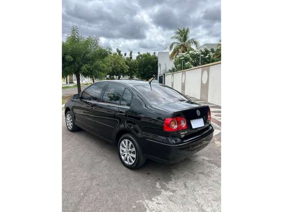 VOLKSWAGEN-POLO SEDAN-2010