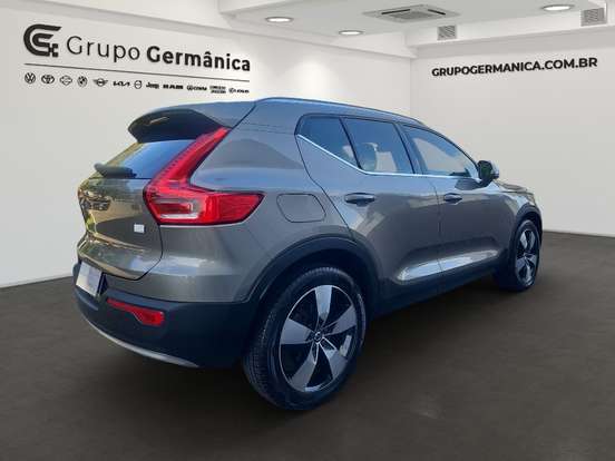 VOLVO-XC40-2021