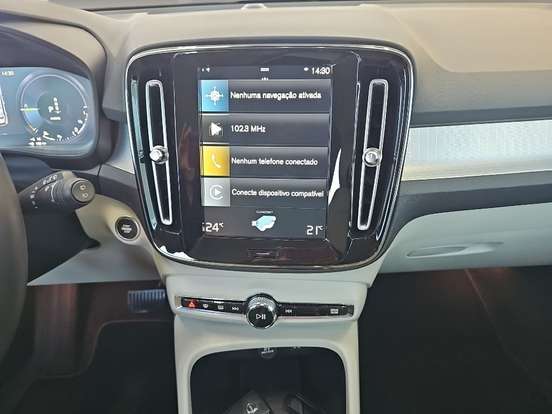 VOLVO-XC40-2021