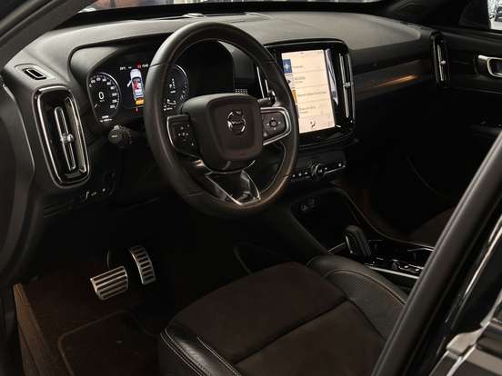 VOLVO-XC40-2020