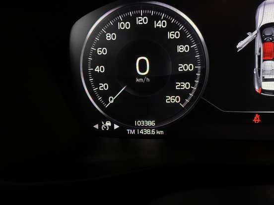 VOLVO-XC40-2020