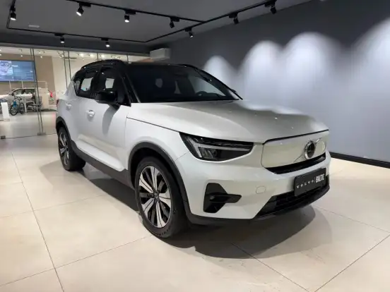 VOLVO-XC40-2022