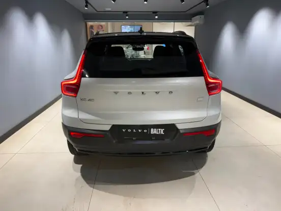 VOLVO-XC40-2022