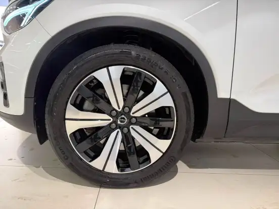 VOLVO-XC40-2022