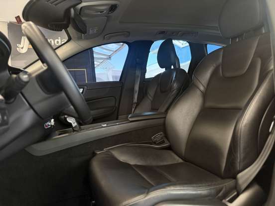 VOLVO-XC60-2018