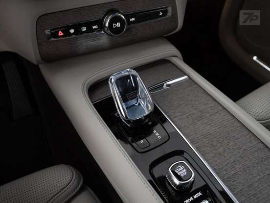 VOLVO-XC90-2021