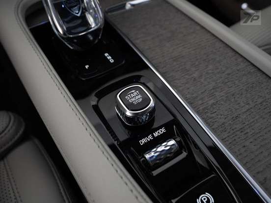 VOLVO-XC90-2021