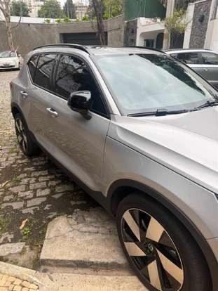 VOLVO-XC40-2023