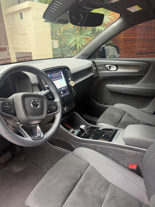 VOLVO-XC40-2023