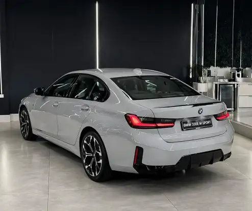 BMW-330e-2026