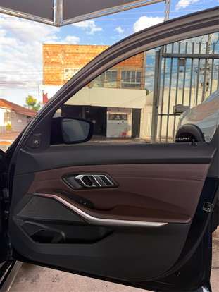 BMW-320i-2023