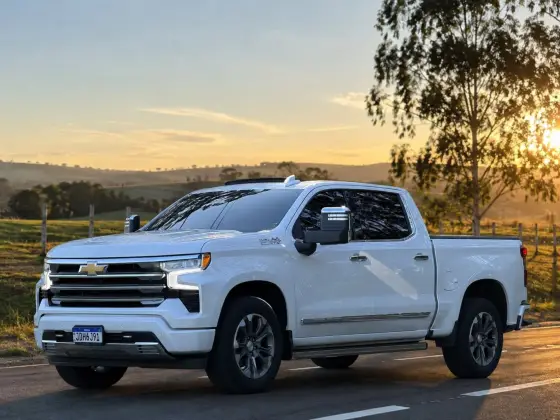 CHEVROLET SILVERADO 5.3 V8 GASOLINA 1500 HIGH COUNTRY 4X4 AUTOMÁTICO