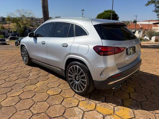 MERCEDES-BENZ-GLA 200-2024