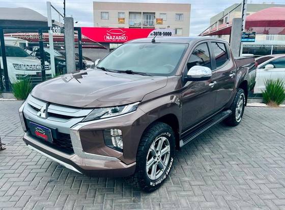 MITSUBISHI L200 TRITON 2.4 16V TURBO DIESEL SPORT HPE CD 4P 4X4 AUTOMÁTICO