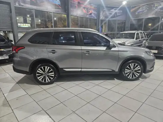 MITSUBISHI-OUTLANDER-2021