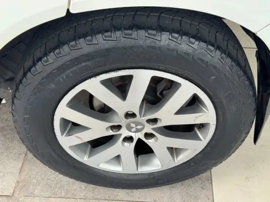 MITSUBISHI-PAJERO TR4-2012