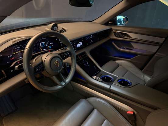 PORSCHE-TAYCAN-2023