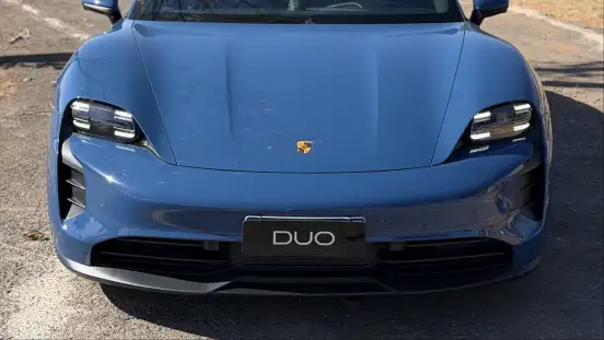 PORSCHE-TAYCAN-2022
