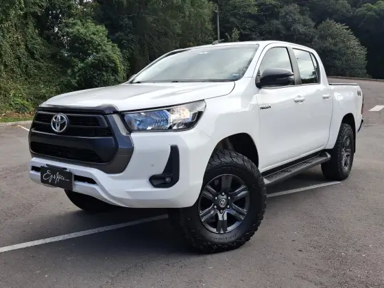 TOYOTA HILUX 2.8 D-4D TURBO DIESEL CD SR 4X4 AUTOMÁTICO