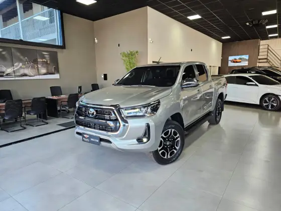TOYOTA HILUX 2.8 D-4D TURBO DIESEL CD SRX 4X4 AUTOMÁTICO TOYOTA HILUX 2.8 D-4D TURBO DIESEL CD SRX 4X4 AUTOMÁTICO