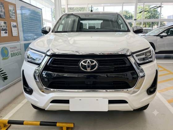 TOYOTA HILUX 2.8 D-4D TURBO DIESEL CD SRX 4X4 AUTOMÁTICO