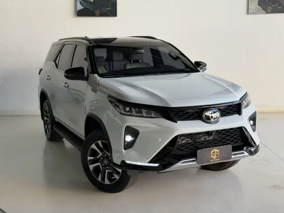 TOYOTA HILUX SW4 2.8 D-4D TURBO DIESEL DIAMOND 7L 4X4 AUTOMÁTICO