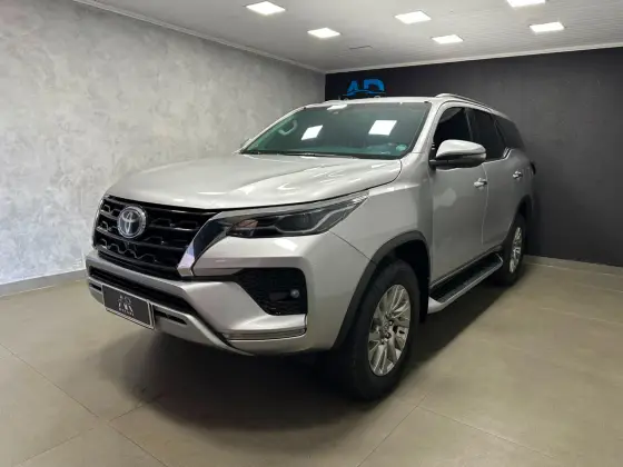 TOYOTA HILUX SW4 2.8 D-4D TURBO DIESEL SRX 7L 4X4 AUTOMÁTICO