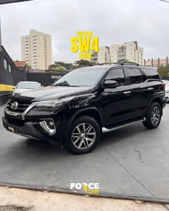 TOYOTA HILUX SW4 2.8 SRX 4X4 7 LUGARES 16V TURBO INTERCOOLER DIESEL 4P AUTOMÁTICO