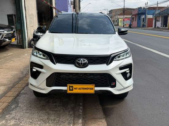 TOYOTA-HILUX SW4-2.8 D-4D TURBO DIESEL GR-S 7L 4X4 AUTOMÁTICO TOYOTA-HILUX SW4-2022