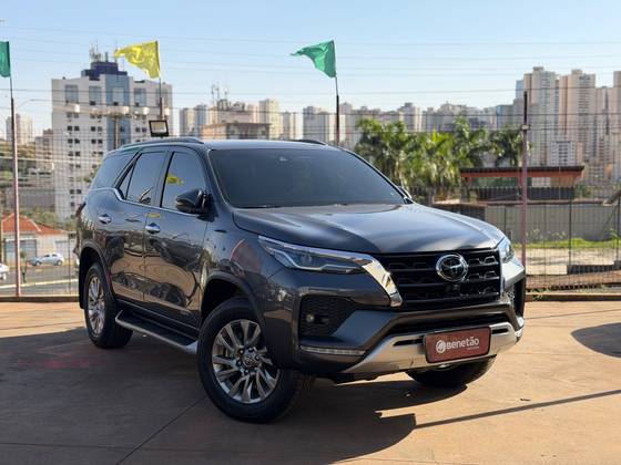 TOYOTA HILUX SW4 2.8 D-4D TURBO DIESEL SRX 7L 4X4 AUTOMÁTICO
