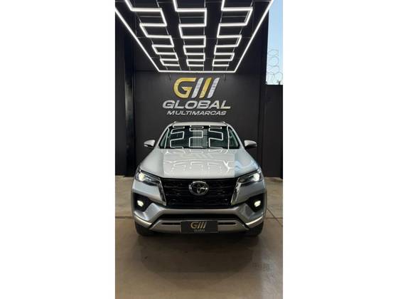 TOYOTA HILUX SW4 2.8 D-4D TURBO DIESEL SRX 7L 4X4 AUTOMÁTICO