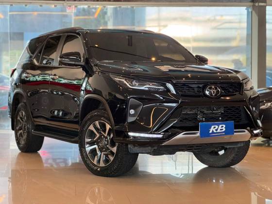 TOYOTA HILUX SW4 2.8 D-4D TURBO DIESEL SRX PLATINUM 7L 4X4 AUTOMÁTICO