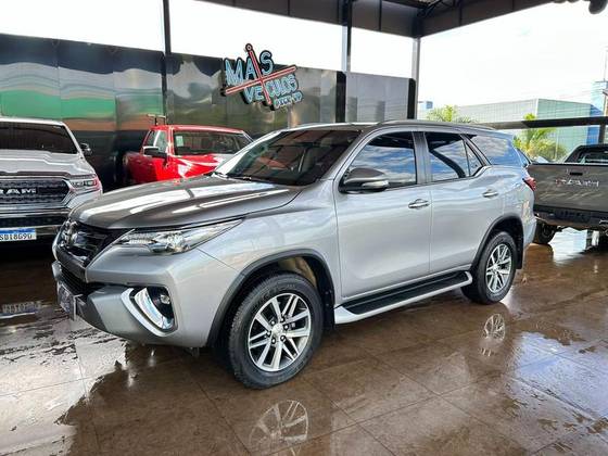 TOYOTA HILUX SW4 2.8 SRX 4X4 7 LUGARES 16V TURBO INTERCOOLER DIESEL 4P AUTOMÁTICO
