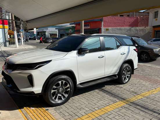 TOYOTA-HILUX SW4-2024