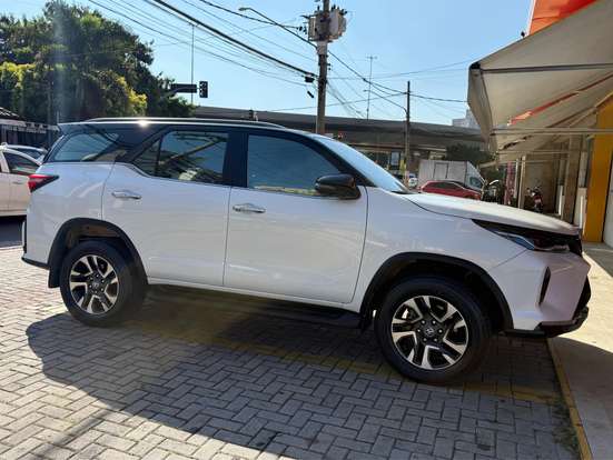 TOYOTA-HILUX SW4-2024