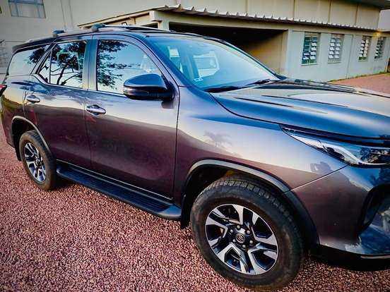 TOYOTA-HILUX SW4-2.8 D-4D TURBO DIESEL SRX PLATINUM 7L 4X4 AUTOMÁTICO TOYOTA-HILUX SW4-2024