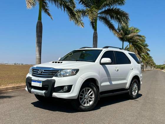 TOYOTA HILUX SW4 3.0 SRV 4X4 7 LUGARES 16V TURBO INTERCOOLER DIESEL 4P AUTOMÁTICO